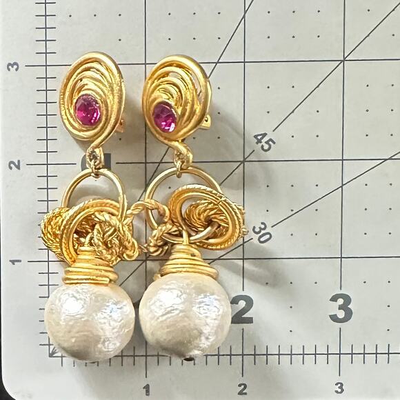 1980s vintage gold tone pink rhinestones massive faux pearl clip on earrings - Picture 9 of 9